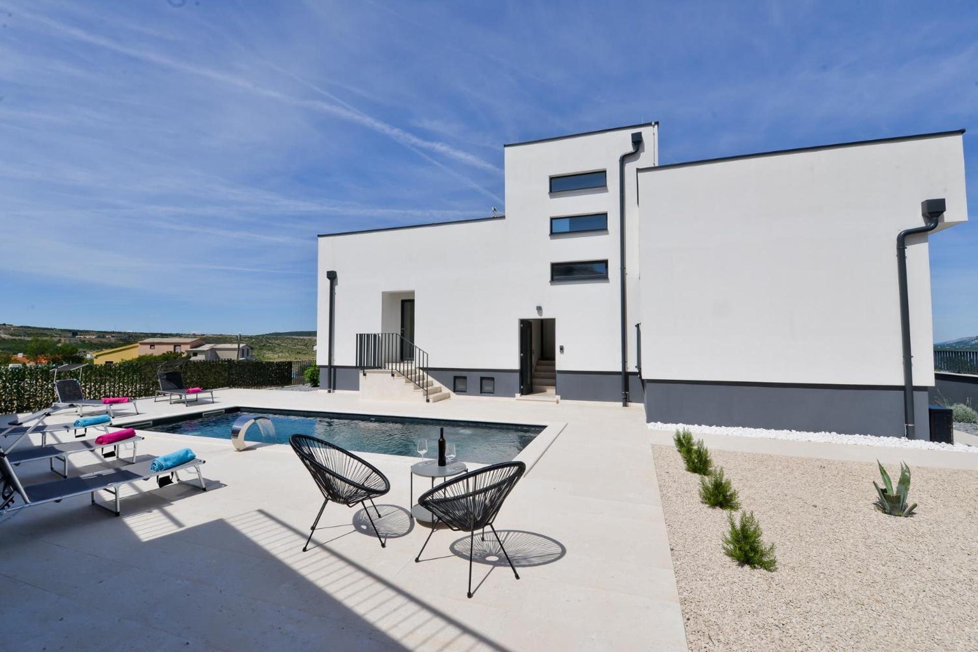 Villa Helvetia With Heated Pool
